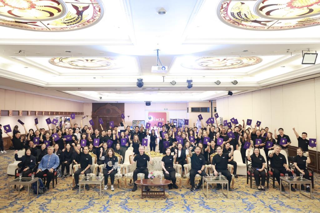 “ดีพร้อม” ปรับ “คพอ.” รับธุรกิจยุคใหม่ เดินหน้าเชื่อม 4 ภูมิภาค ต่อยอดการค้า–การลงทุน คาดปี 69 สร้างมูลค่ากว่า 175 ล้านบาท