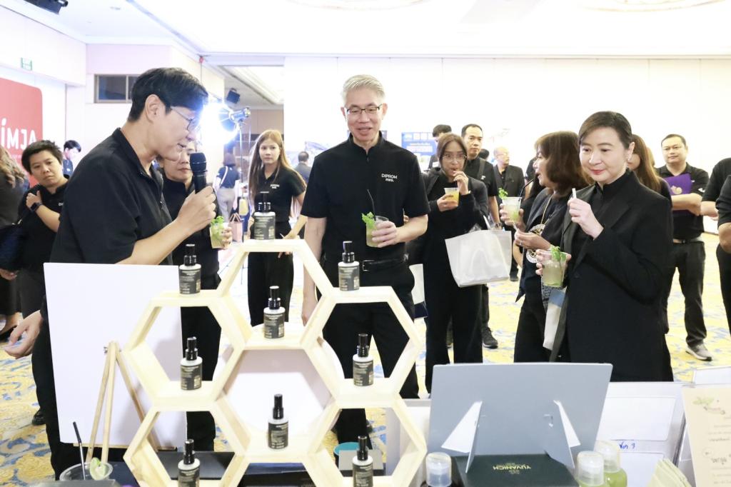 “ดีพร้อม” ปรับ “คพอ.” รับธุรกิจยุคใหม่ เดินหน้าเชื่อม 4 ภูมิภาค ต่อยอดการค้า–การลงทุน คาดปี 69 สร้างมูลค่ากว่า 175 ล้านบาท