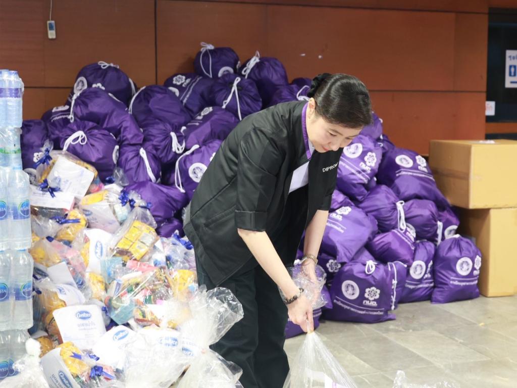 “ดีพร้อม” ร่วมพลังอุตสาหกรรมรวมใจ บรรจุถุงยังชีพ ส่งต่อความห่วงใย ช่วยเหลือผู้ประสบภัยน้ำท่วมทั่วประเทศ
