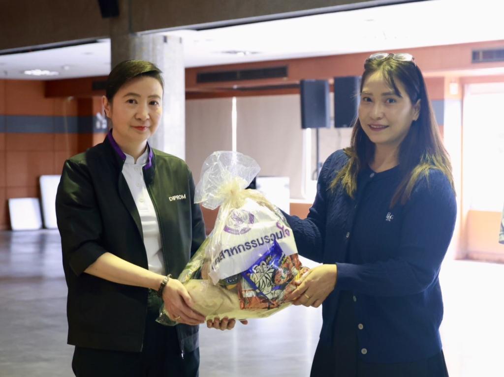 “ดีพร้อม” ร่วมพลังอุตสาหกรรมรวมใจ บรรจุถุงยังชีพ ส่งต่อความห่วงใย ช่วยเหลือผู้ประสบภัยน้ำท่วมทั่วประเทศ