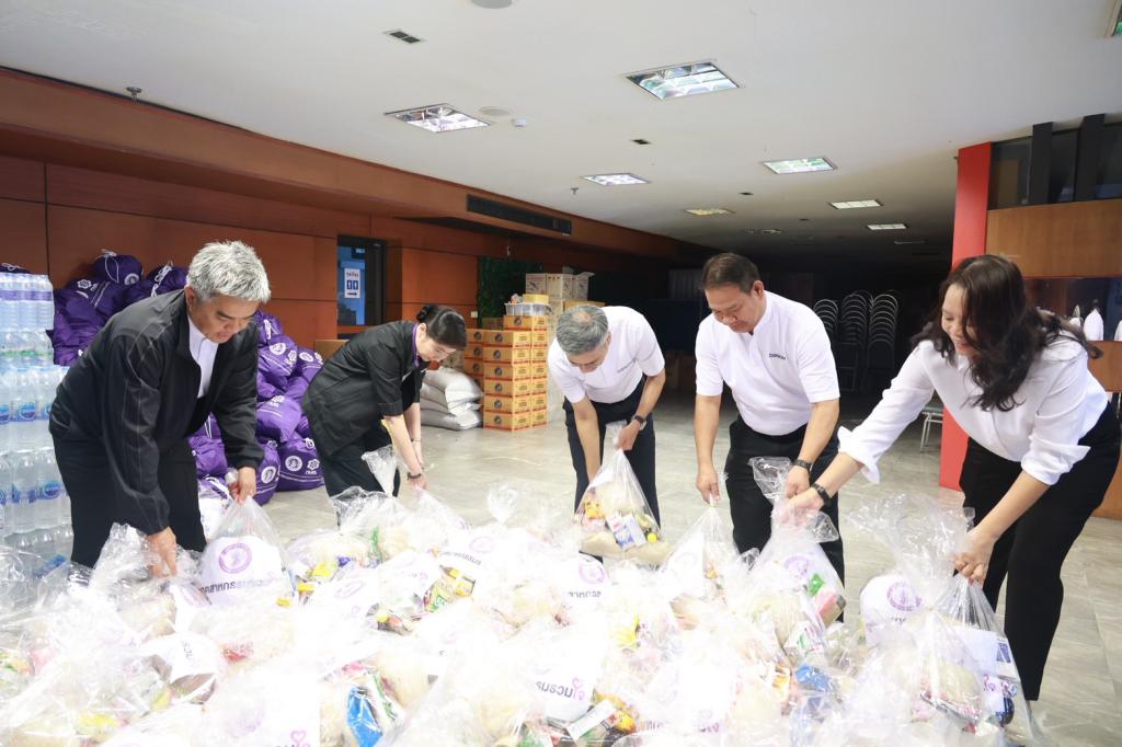 “ดีพร้อม” ร่วมพลังอุตสาหกรรมรวมใจ บรรจุถุงยังชีพ ส่งต่อความห่วงใย ช่วยเหลือผู้ประสบภัยน้ำท่วมทั่วประเทศ
