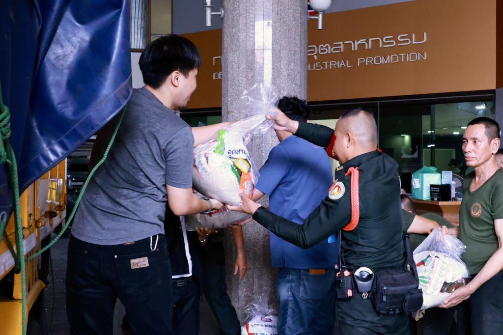 “ดีพร้อม” ร่วมพลังอุตสาหกรรมรวมใจ บรรจุถุงยังชีพ ส่งต่อความห่วงใย ช่วยเหลือผู้ประสบภัยน้ำท่วมทั่วประเทศ
