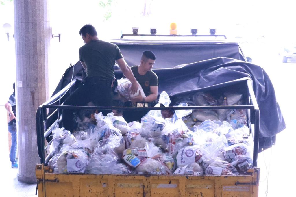 “ดีพร้อม” ร่วมพลังอุตสาหกรรมรวมใจ บรรจุถุงยังชีพ ส่งต่อความห่วงใย ช่วยเหลือผู้ประสบภัยน้ำท่วมทั่วประเทศ