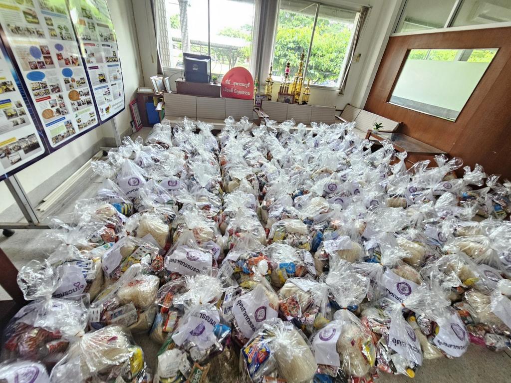 “ดีพร้อม” ร่วมพลังอุตสาหกรรมรวมใจ บรรจุถุงยังชีพ ส่งต่อความห่วงใย ช่วยเหลือผู้ประสบภัยน้ำท่วมทั่วประเทศ