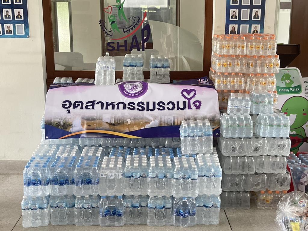 “ดีพร้อม” ร่วมพลังอุตสาหกรรมรวมใจ บรรจุถุงยังชีพ ส่งต่อความห่วงใย ช่วยเหลือผู้ประสบภัยน้ำท่วมทั่วประเทศ