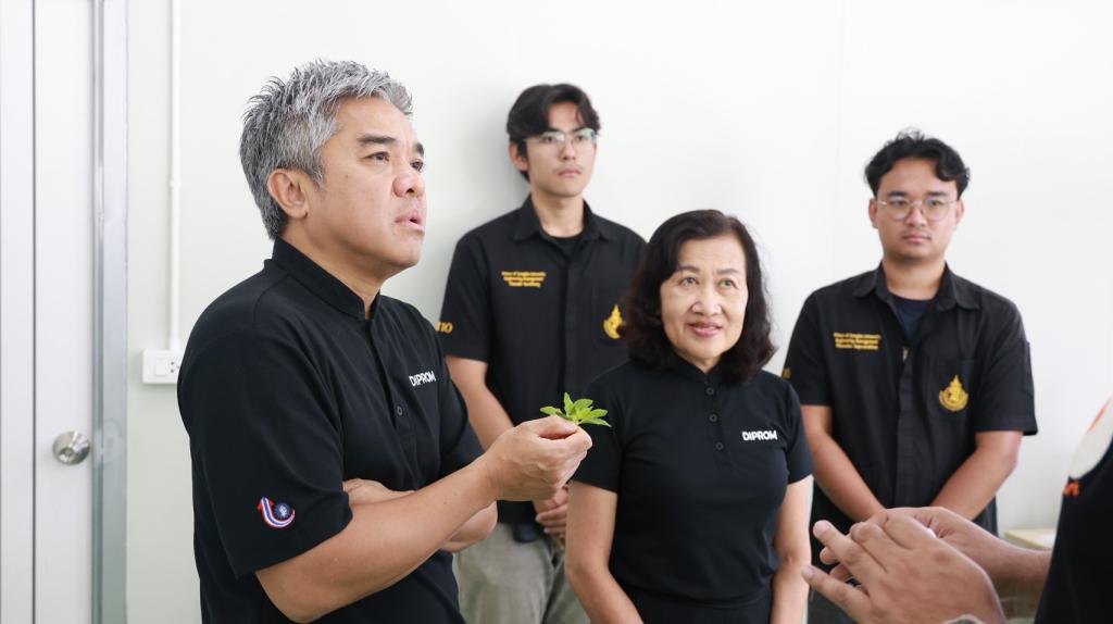 “รองอธิบดีดุสิต” ลงพื้นที่สุราษฎร์ฯ เยี่ยม Success Case ดีพร้อม ชู AI Automation ลดต้นทุน หนุน SME ฟื้นธุรกิจด้วยการตลาดดิจิทัล