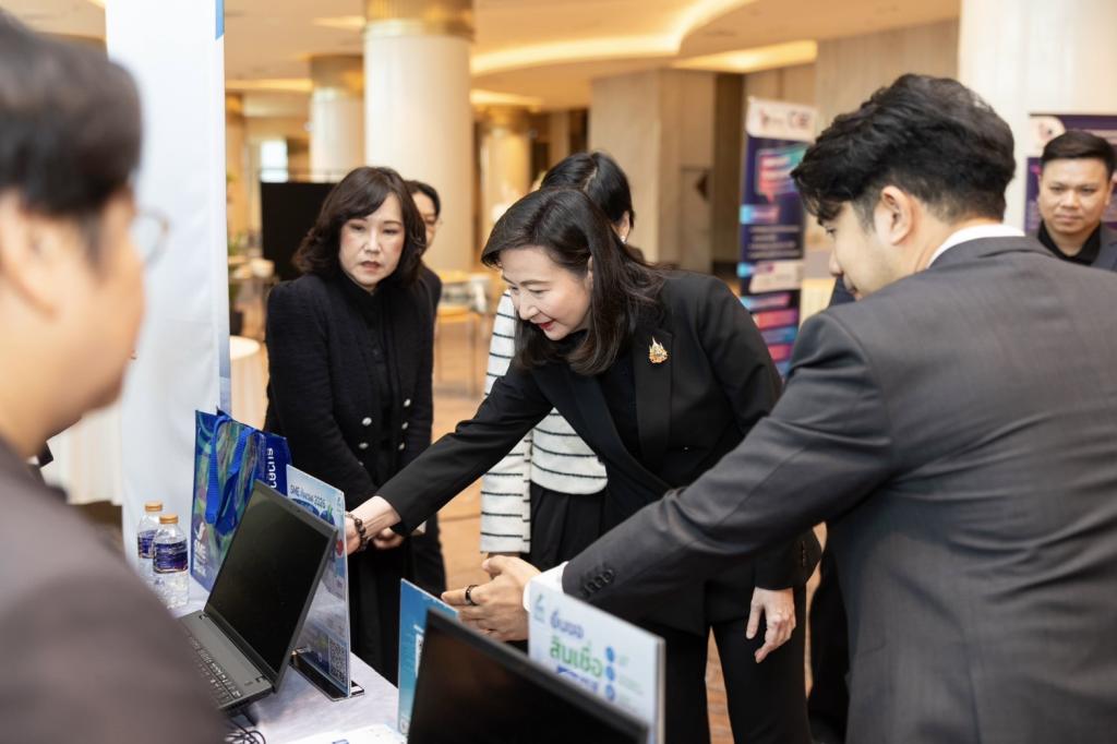 “ดีพร้อม” จับมือ กรมทรัพย์สินทางปัญญา และ SME D Bank ติวเข้ม เดินหน้ายกระดับผู้ประกอบการ เปิดตัวกิจกรรม SMEs AI-Boost เสริมศักยภาพธุรกิจไทยด้วยพลังปัญญาประดิษฐ์