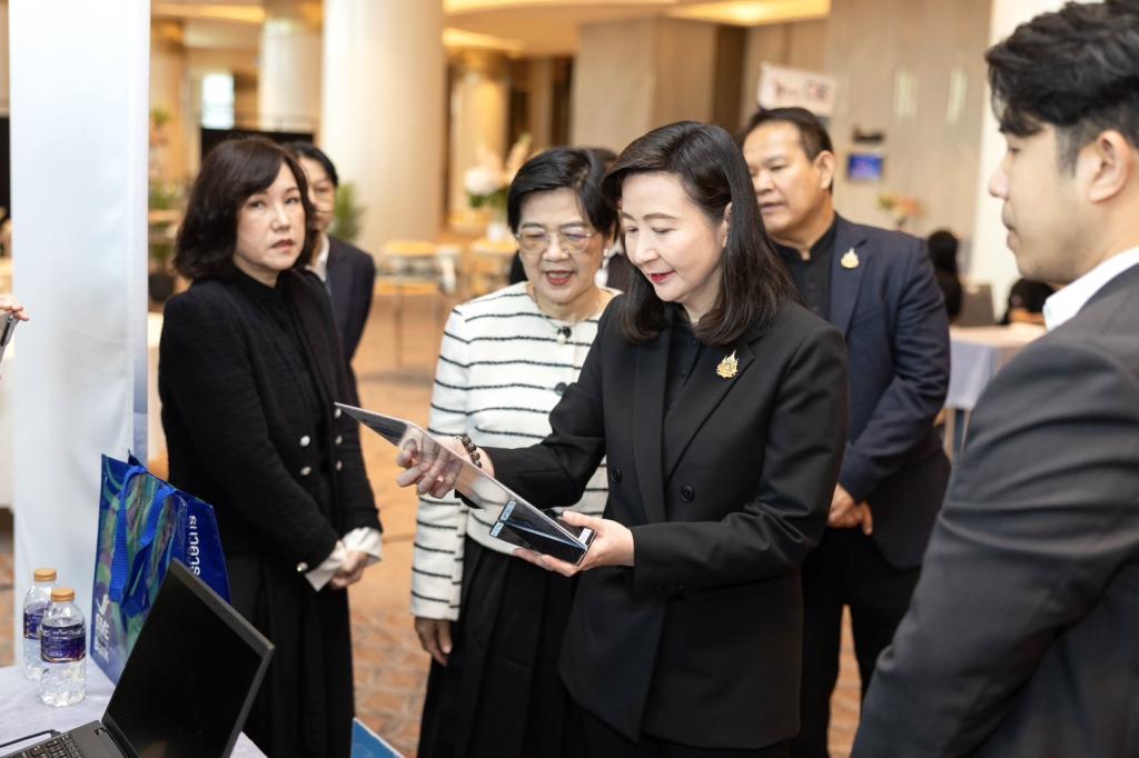 “ดีพร้อม” จับมือ กรมทรัพย์สินทางปัญญา และ SME D Bank ติวเข้ม เดินหน้ายกระดับผู้ประกอบการ เปิดตัวกิจกรรม SMEs AI-Boost เสริมศักยภาพธุรกิจไทยด้วยพลังปัญญาประดิษฐ์
