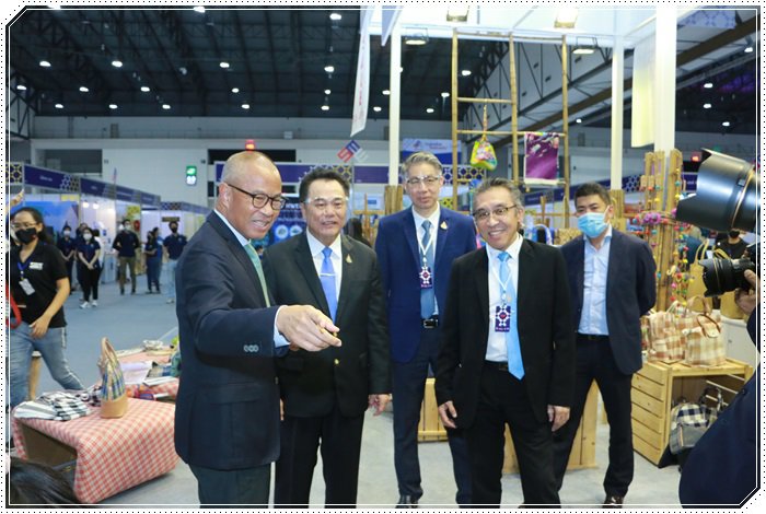 “อธิบดีณัฐพล” ร่วมเปิดงานตลาดนัด SME “เราช่วยไทย ไทยช่วยกัน” ยกขบวนสินค้าและบริการมาให้ ชิม เที่ยว ช้อป พร้อมไอเดียต่อยอดธุรกิจเอสเอ็มอี