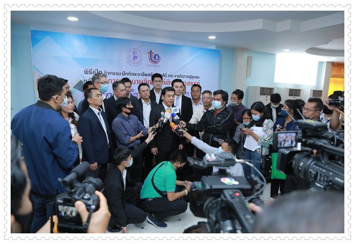 "สุริยะ" ดึง กสอ.เปิดคอร์สระยะสั้นผลิตผ้ามัดย้อม ลงพื้นที่ชุมชนบางแคเพิ่มรายได้-สร้างอาชีพใหม่