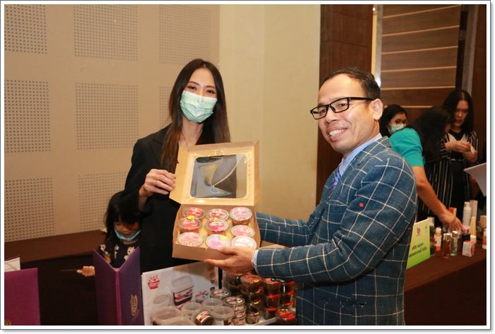 กสอ. เสริมแกร่งมาตรฐานผู้ประกอบการเกษตร พร้อมดึงสินค้าขึ้นห้างฯ ชั้นนำ ตั้งเป้าสร้างมาตรฐานสากลให้ได้ 100 กิจการภายในปี 64