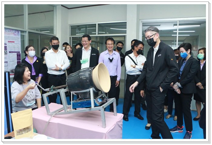 “อธิบดีณัฐพล” บินตรงเมืองรถม้า ตรวจเยี่ยมและมอบนโยบายแก่บุคลากร ศว.กสอ. พร้อมเน้นย้ำการปรับกระบวนการทำงานให้เกิดประสิทธิผลสูงสุด