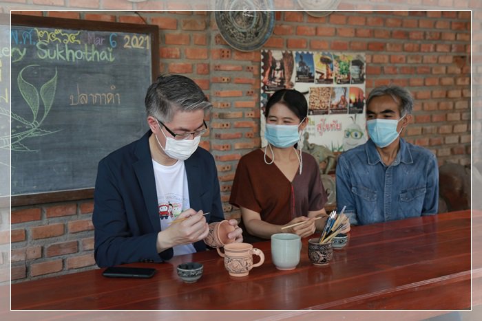 กสอ. ผนึกกำลัง ก.ยุติธรรม สทบ. ลุยเมืองเก่าฯ สุโขทัย  เดินหน้าถอดรหัสอัตลักษณ์ ปั้น 20 “ผลิตภัณฑ์แห่งการให้โอกาส” ตั้งเป้ากระตุ้นรายได้ชุมชนกว่า 10 ล้านบาท