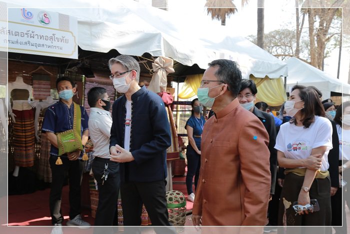 กสอ. ผนึกกำลัง ก.ยุติธรรม สทบ. ลุยเมืองเก่าฯ สุโขทัย  เดินหน้าถอดรหัสอัตลักษณ์ ปั้น 20 “ผลิตภัณฑ์แห่งการให้โอกาส” ตั้งเป้ากระตุ้นรายได้ชุมชนกว่า 10 ล้านบาท