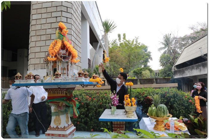 “อธิบดีณัฐพล” นำพลพรรค กสอ. บวรสรวงสิ่งศักดิ์สิทธิ์และทำบุญ ครบรอบ 79 ปี กช.กสอ.