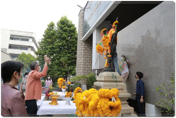 “อธิบดีณัฐพล” นำพลพรรค กสอ. บวรสรวงสิ่งศักดิ์สิทธิ์และทำบุญ ครบรอบ 79 ปี กช.กสอ.
