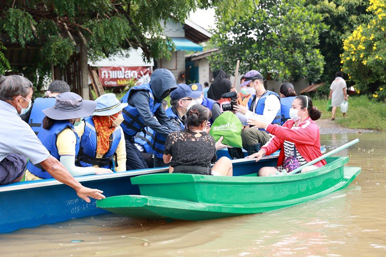 “อธิบดีณัฐพล” นำคณะดีพร้อม ลงพื้นที่กรุงเก่า ส่งมอบ “ถุงปันน้ำใจ” ให้ผู้ประสบอุกภัย