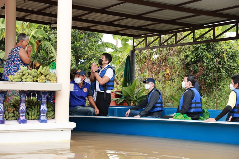 “อธิบดีณัฐพล” นำคณะดีพร้อม ลงพื้นที่กรุงเก่า ส่งมอบ “ถุงปันน้ำใจ” ให้ผู้ประสบอุกภัย
