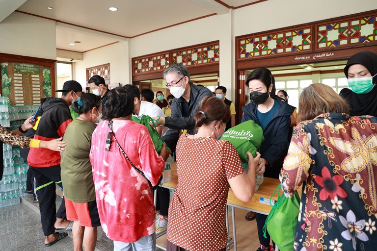 “อธิบดีณัฐพล” นำคณะดีพร้อม ลงพื้นที่กรุงเก่า ส่งมอบ “ถุงปันน้ำใจ” ให้ผู้ประสบอุกภัย