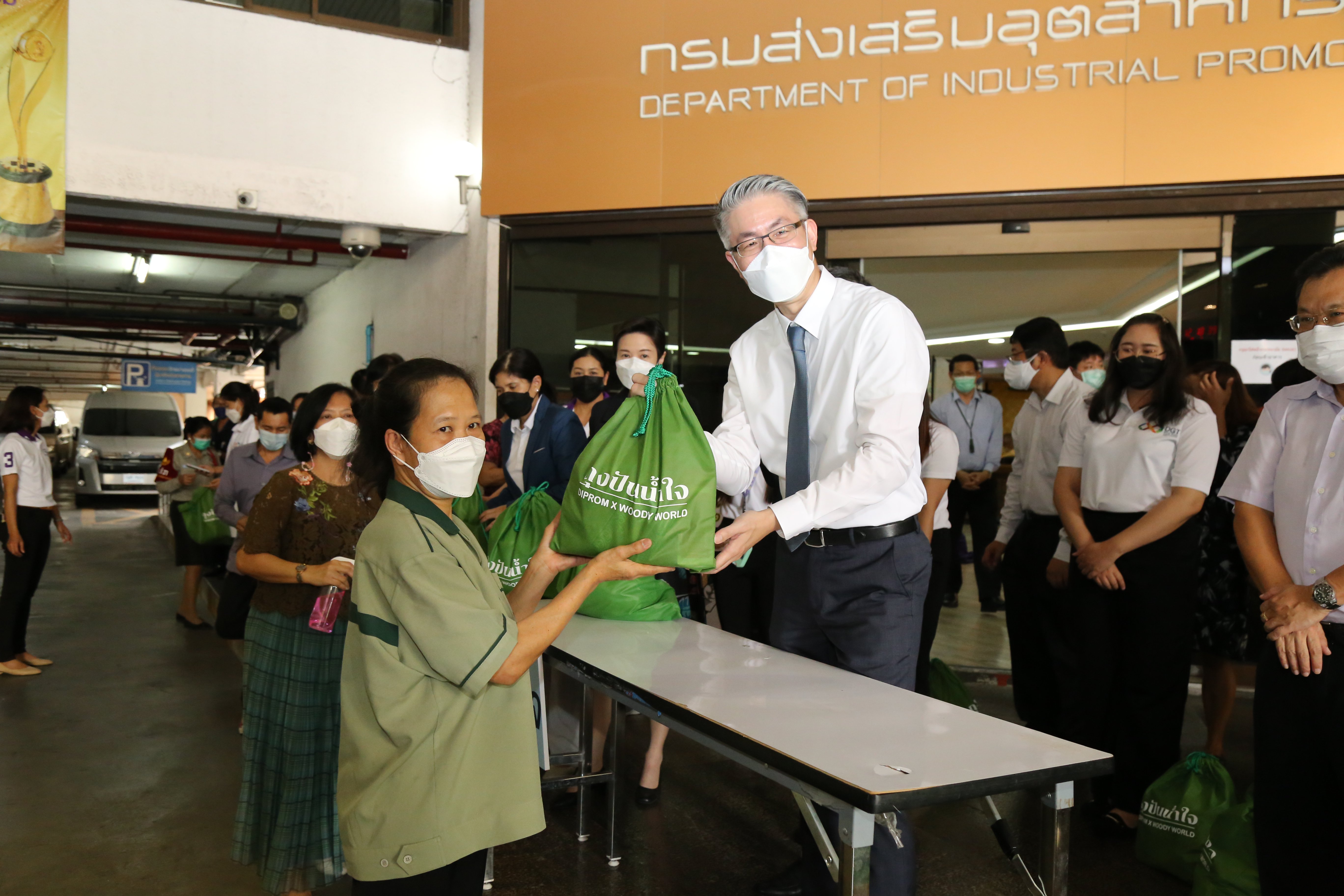 ดีพร้อม รวมพลส่งต่อธารน้ำใจ ถุงปันน้ำใจ อีกกว่า 2,000 ถุง น้ำดื่ม 2,000 ขวด พร้อมทั้งเรือ “ดีพร้อมพาย” 2 ลำ เพื่อช่วยเหลือผู้ประสบอุทกภัย