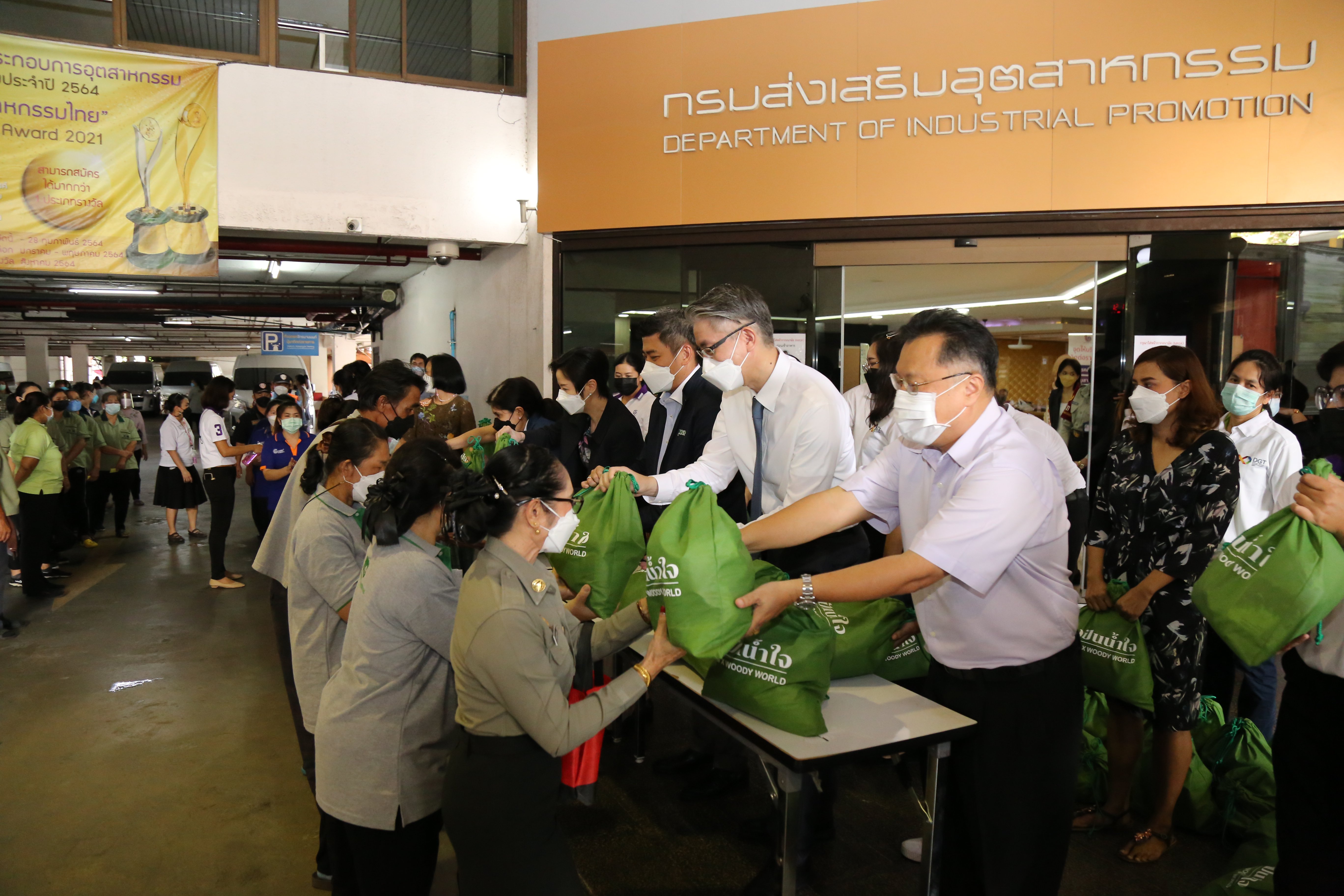 ดีพร้อม รวมพลส่งต่อธารน้ำใจ ถุงปันน้ำใจ อีกกว่า 2,000 ถุง น้ำดื่ม 2,000 ขวด พร้อมทั้งเรือ “ดีพร้อมพาย” 2 ลำ เพื่อช่วยเหลือผู้ประสบอุทกภัย