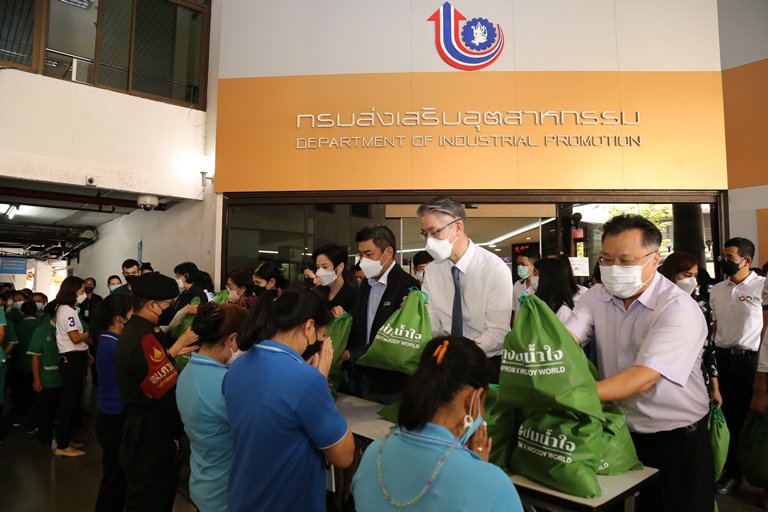 ดีพร้อม รวมพลส่งต่อธารน้ำใจ ถุงปันน้ำใจ อีกกว่า 2,000 ถุง น้ำดื่ม 2,000 ขวด พร้อมทั้งเรือ “ดีพร้อมพาย” 2 ลำ เพื่อช่วยเหลือผู้ประสบอุทกภัย