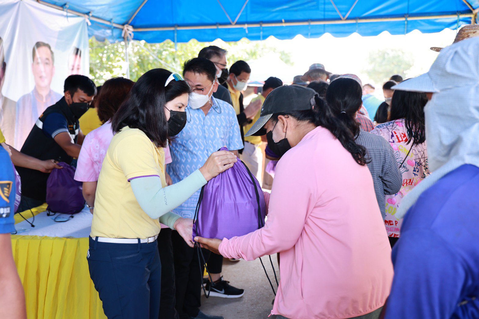 รัฐมนตรีอนุชา สั่งการดีพร้อม นำโดย “อธิบดีณัฐพล” ร่วมกับ นายกอนุสรณ์ ลงพื้นที่ชัยนาท ส่งมอบ “เรือดีพร้อมพาย” พร้อม “เป้ปันน้ำใจ” ให้ผู้ประสบอุทกภัย จุดที่1 ต.โพนางดำออก 