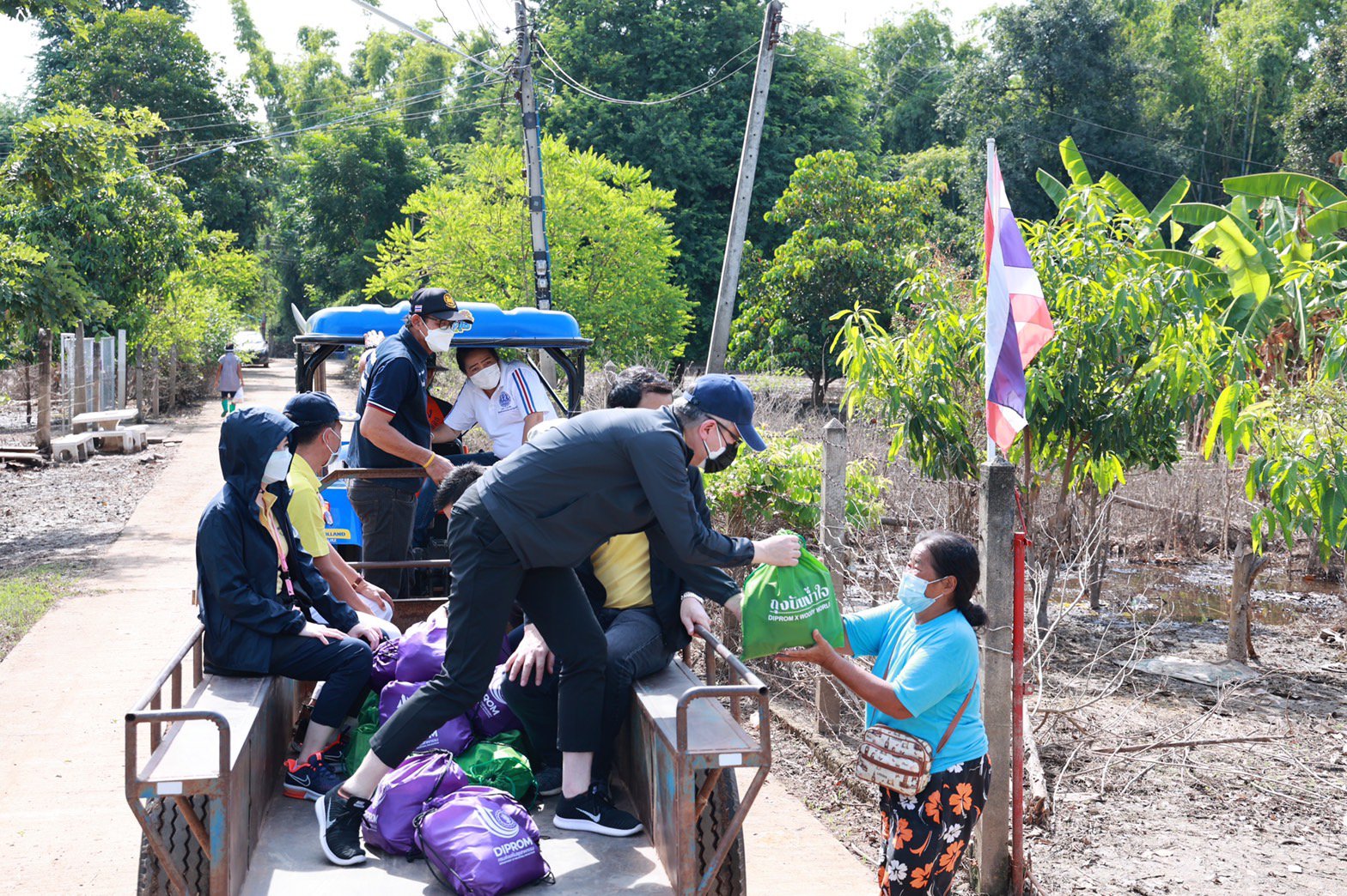 รัฐมนตรีอนุชา สั่งการดีพร้อม นำโดย “อธิบดีณัฐพล” ร่วมกับ นายกอนุสรณ์ ลงพื้นที่ชัยนาท ส่งมอบ “เรือดีพร้อมพาย” พร้อม “เป้ปันน้ำใจ” ให้ผู้ประสบอุทกภัย จุดที่1 ต.โพนางดำออก 