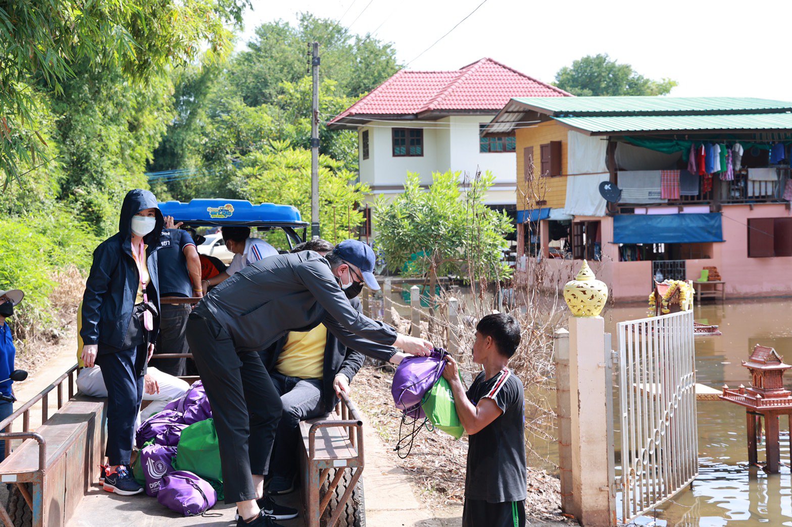 รัฐมนตรีอนุชา สั่งการดีพร้อม นำโดย “อธิบดีณัฐพล” ร่วมกับ นายกอนุสรณ์ ลงพื้นที่ชัยนาท ส่งมอบ “เรือดีพร้อมพาย” พร้อม “เป้ปันน้ำใจ” ให้ผู้ประสบอุทกภัย จุดที่1 ต.โพนางดำออก 