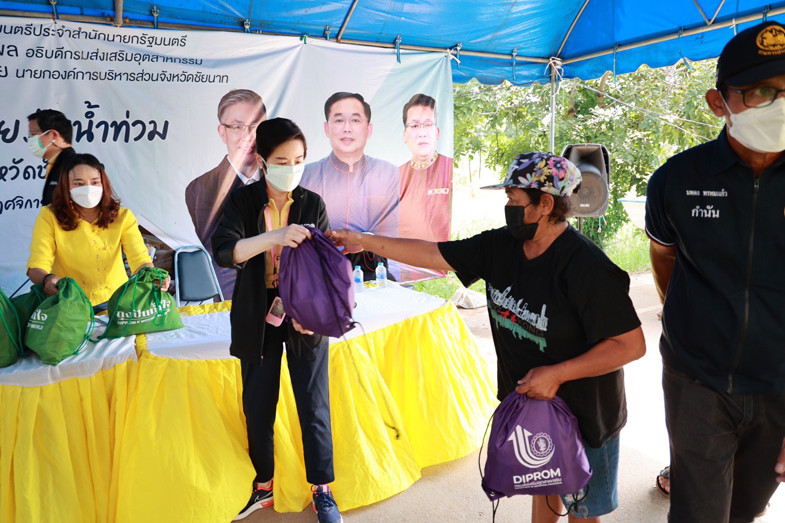 รัฐมนตรีอนุชา สั่งการดีพร้อม นำโดย “อธิบดีณัฐพล” ร่วมกับ นายกอนุสรณ์ ลงพื้นที่ชัยนาท ส่งมอบ “เรือดีพร้อมพาย” พร้อม “เป้ปันน้ำใจ” ให้ผู้ประสบอุทกภัย จุดที่1 ต.โพนางดำออก 