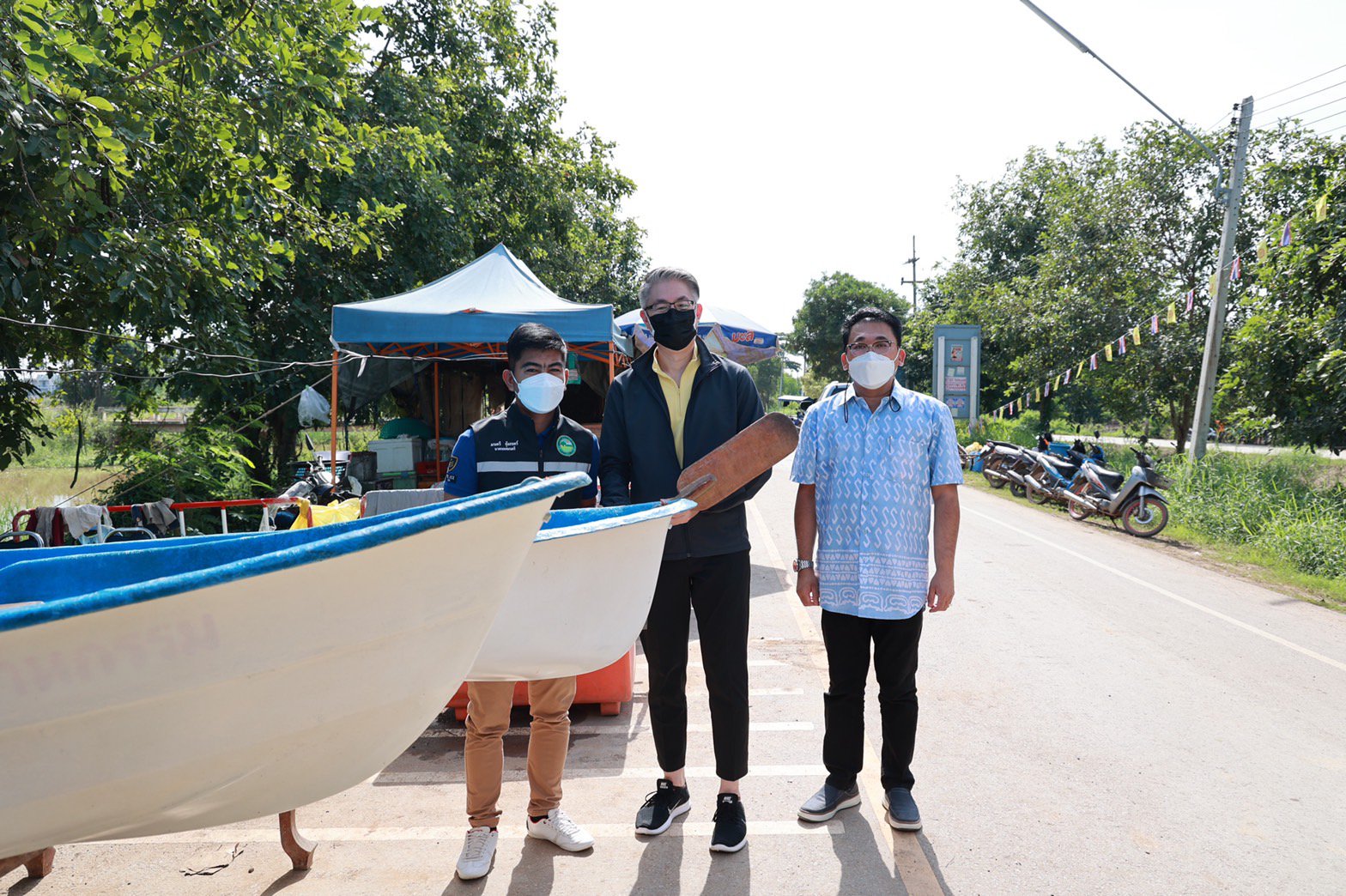รัฐมนตรีอนุชา สั่งการดีพร้อม นำโดย “อธิบดีณัฐพล” ร่วมกับ นายกอนุสรณ์ ลงพื้นที่ชัยนาท ส่งมอบ “เรือดีพร้อมพาย” พร้อม “เป้ปันน้ำใจ” ให้ผู้ประสบอุทกภัย จุดที่1 ต.โพนางดำออก 