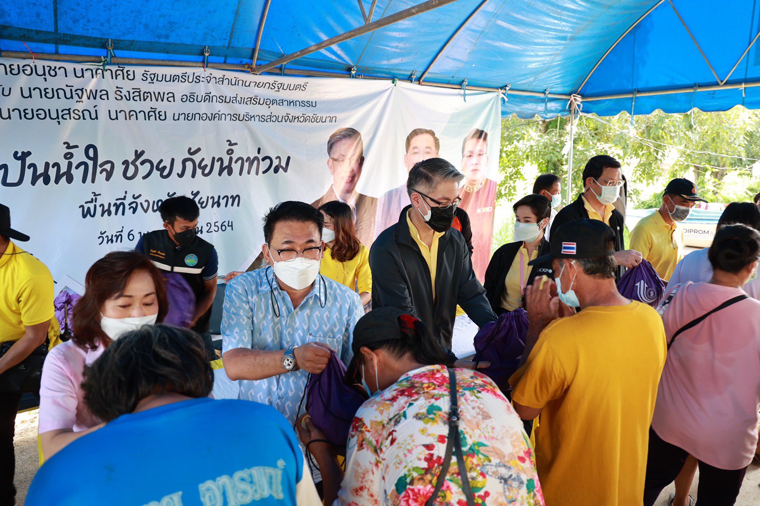 รัฐมนตรีอนุชา สั่งการดีพร้อม นำโดย “อธิบดีณัฐพล” ร่วมกับ นายกอนุสรณ์ ลงพื้นที่ชัยนาท ส่งมอบ “เรือดีพร้อมพาย” พร้อม “เป้ปันน้ำใจ” ให้ผู้ประสบอุทกภัย จุดที่1 ต.โพนางดำออก 