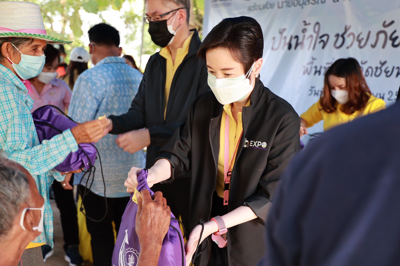 รัฐมนตรีอนุชา สั่งการดีพร้อม นำโดย “อธิบดีณัฐพล” ร่วมกับ นายกอนุสรณ์ ลงพื้นที่ชัยนาท ส่งมอบ “เรือดีพร้อมพาย” พร้อม “เป้ปันน้ำใจ” ให้ผู้ประสบอุทกภัย จุดที่1 ต.โพนางดำออก 