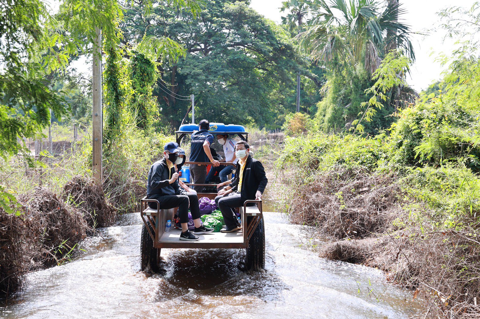 รัฐมนตรีอนุชา สั่งการดีพร้อม นำโดย “อธิบดีณัฐพล” ร่วมกับ นายกอนุสรณ์ ลงพื้นที่ชัยนาท ส่งมอบ “เรือดีพร้อมพาย” พร้อม “เป้ปันน้ำใจ” ให้ผู้ประสบอุทกภัย จุดที่1 ต.โพนางดำออก 