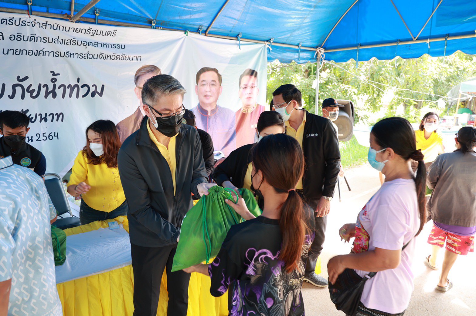 รัฐมนตรีอนุชา สั่งการดีพร้อม นำโดย “อธิบดีณัฐพล” ร่วมกับ นายกอนุสรณ์ ลงพื้นที่ชัยนาท ส่งมอบ “เรือดีพร้อมพาย” พร้อม “เป้ปันน้ำใจ” ให้ผู้ประสบอุทกภัย จุดที่1 ต.โพนางดำออก 