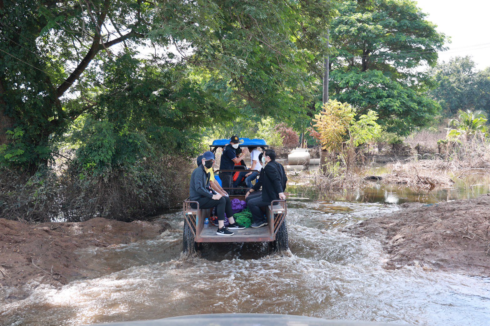 รัฐมนตรีอนุชา สั่งการดีพร้อม นำโดย “อธิบดีณัฐพล” ร่วมกับ นายกอนุสรณ์ ลงพื้นที่ชัยนาท ส่งมอบ “เรือดีพร้อมพาย” พร้อม “เป้ปันน้ำใจ” ให้ผู้ประสบอุทกภัย จุดที่1 ต.โพนางดำออก 