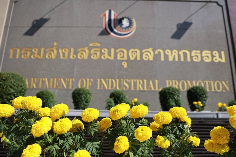 “อธิบดีณัฐพล” ดีพร้อม ร่วมปลูกต้นไม้ของพ่อทำความดีด้วยหัวใจ เนื่องในวันคล้ายวันพระบรมราชสมภพ พระบาทสมเด็จพระบรมชนกาธิเบศร มหาภูมิพลอดุลยเดชมหาราช บรมนาถบพิตร วันชาติ และวันพ่อแห่งชาติ 5 ธันวาคม 2564