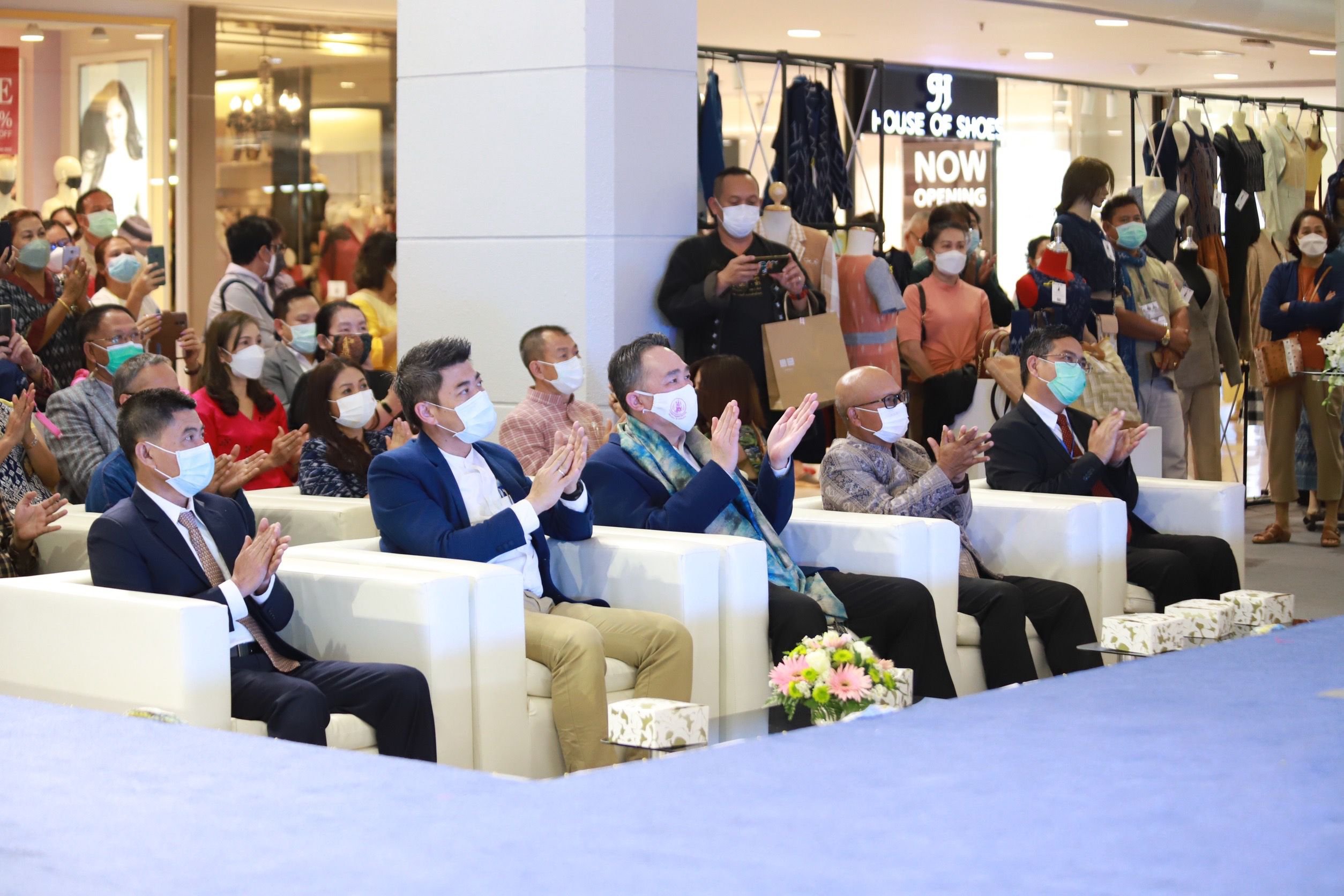 กระทรวงอุตฯ ดึงผู้ประกอบการพื้นที่อีสานกว่า 100 ร้านค้า ร่วมทดสอบตลาด “เอิ้นมา BUY  สไตล์อีสาน” คาดสร้างรายได้หมุนเวียนในพื้นที่กว่า 5 ล้านบาท   