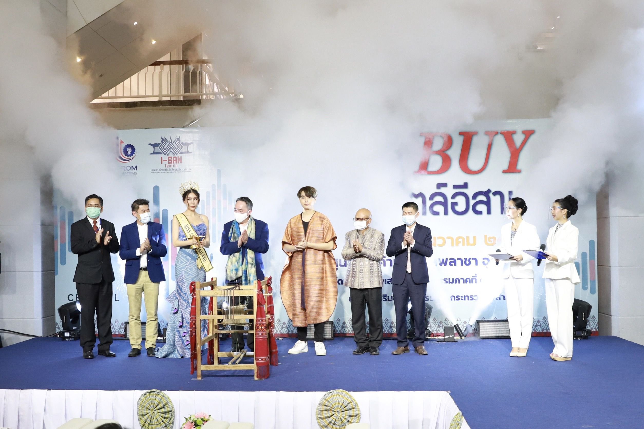 กระทรวงอุตฯ ดึงผู้ประกอบการพื้นที่อีสานกว่า 100 ร้านค้า ร่วมทดสอบตลาด “เอิ้นมา BUY  สไตล์อีสาน” คาดสร้างรายได้หมุนเวียนในพื้นที่กว่า 5 ล้านบาท   