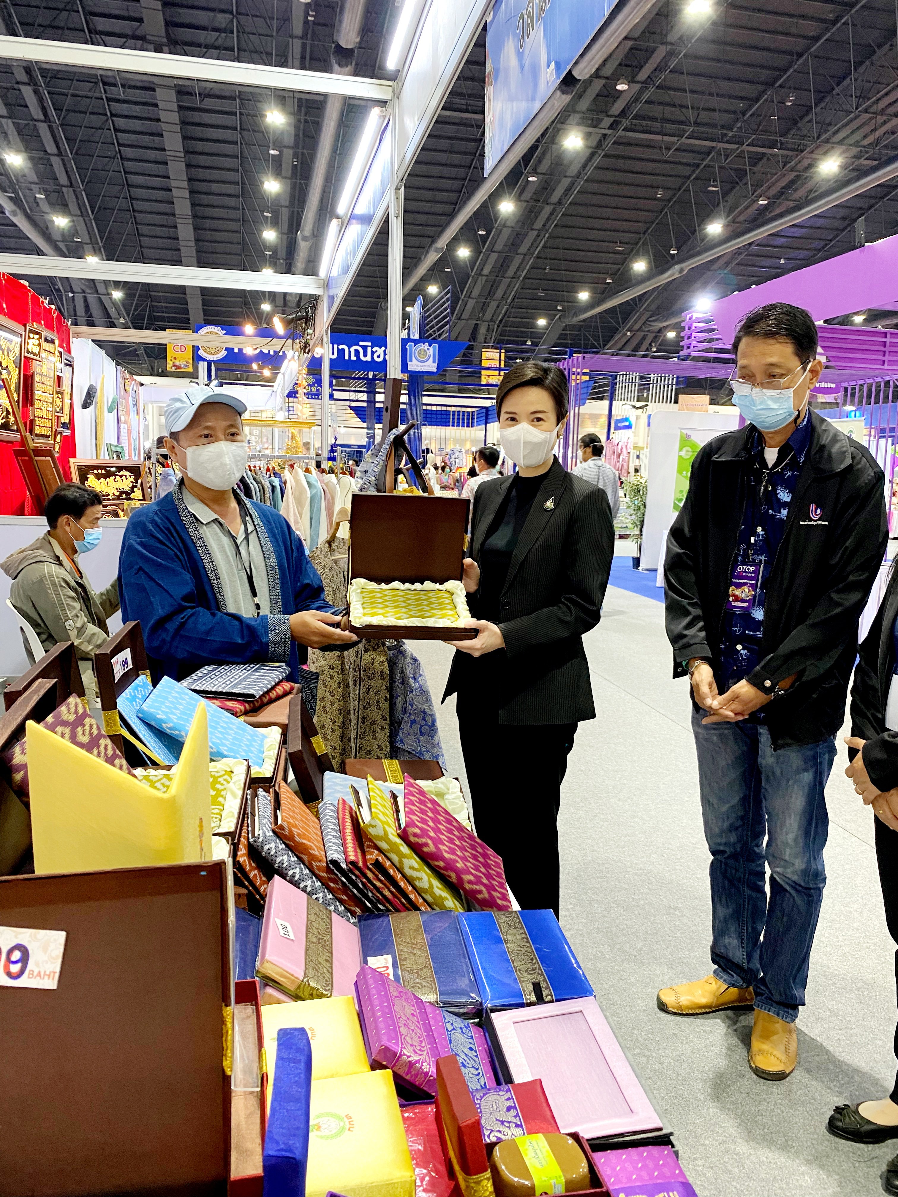 “รสอ. ณัฏฐิญา” เตรียมความพร้อมร่วมจัดงานโอทอปไทย สู้ภัยโควิด-19 พร้อมดึง ผปก. ชุมชน 70 ราย เข้าทดสอบตลาด คาดสร้างรายได้กว่า 10 ลบ.