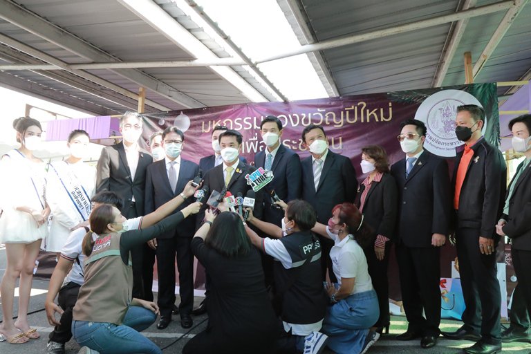 ดีพร้อม พาเหรดผู้ประกอบการ ร่วมจำหน่ายสินค้าราคาถูก ใน “มหกรรมของขวัญปีใหม่เพื่อประชาชน โดยกระทรวงอุตสาหกรรม” คาดสร้างเม็ดเงินหมุนเวียนกว่า 12 ล้านบาท