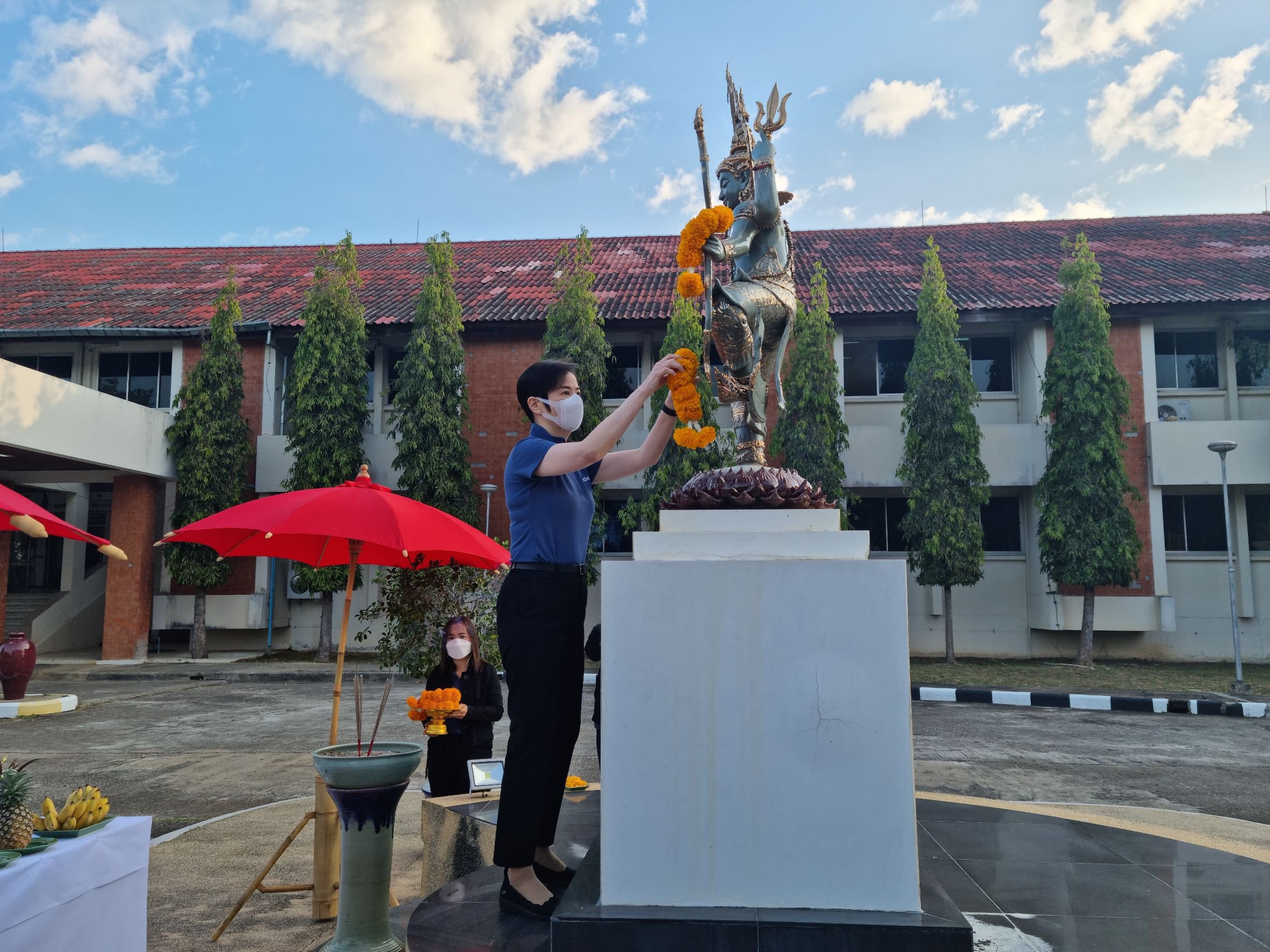 ดีพร้อม สักการะพระนารายณ์ ณ ศูนย์วิจัยและพัฒนาวัสดุอุตสาหกรรมสร้างสรรค์ และทำพิธีเจิมป้ายชื่อศูนย์ประชุมและแสดงสินค้าอุตสาหกรรมภาคเหนือ (DIPROM MICE CENTER) 