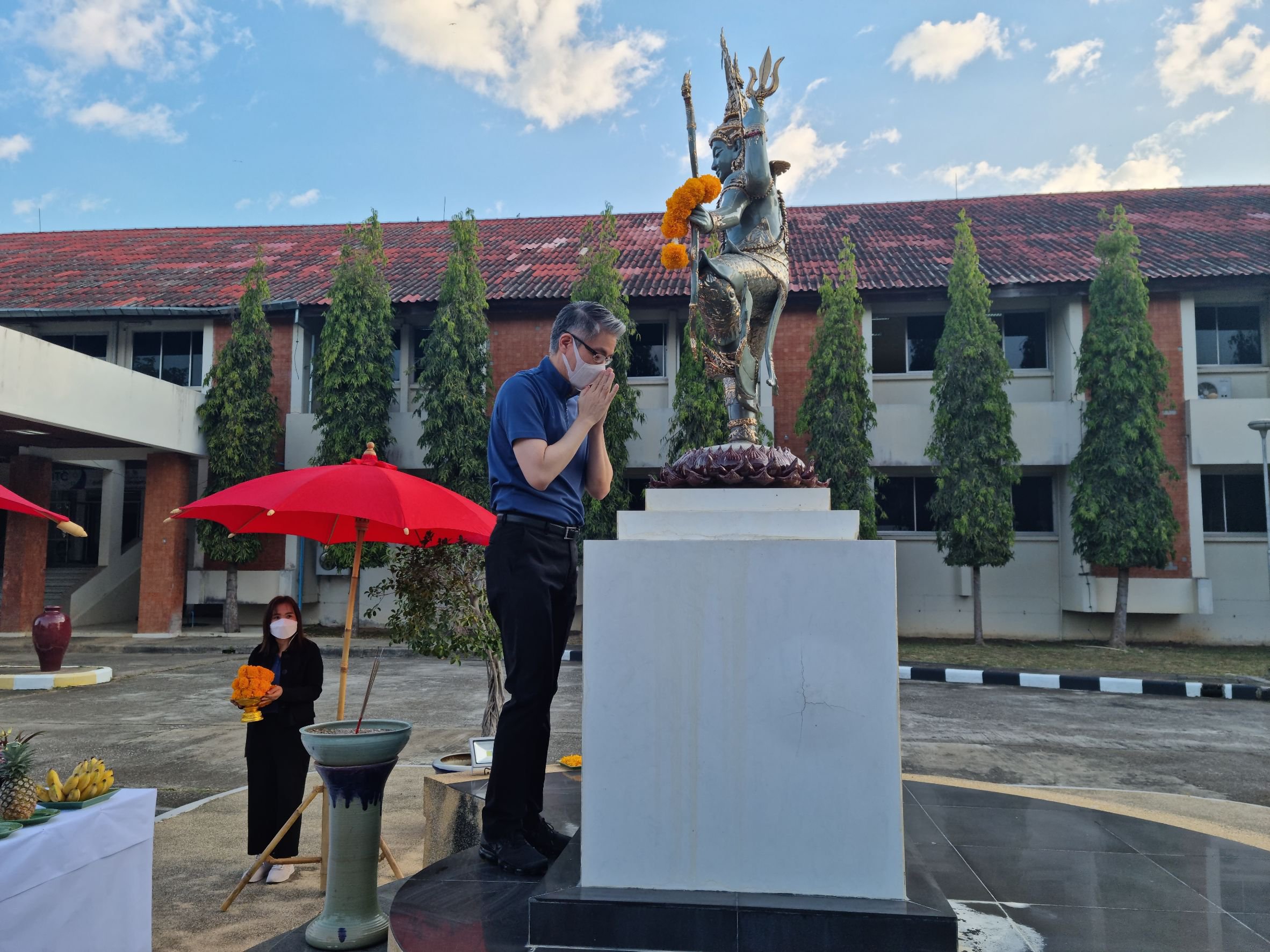 ดีพร้อม สักการะพระนารายณ์ ณ ศูนย์วิจัยและพัฒนาวัสดุอุตสาหกรรมสร้างสรรค์ และทำพิธีเจิมป้ายชื่อศูนย์ประชุมและแสดงสินค้าอุตสาหกรรมภาคเหนือ (DIPROM MICE CENTER) 