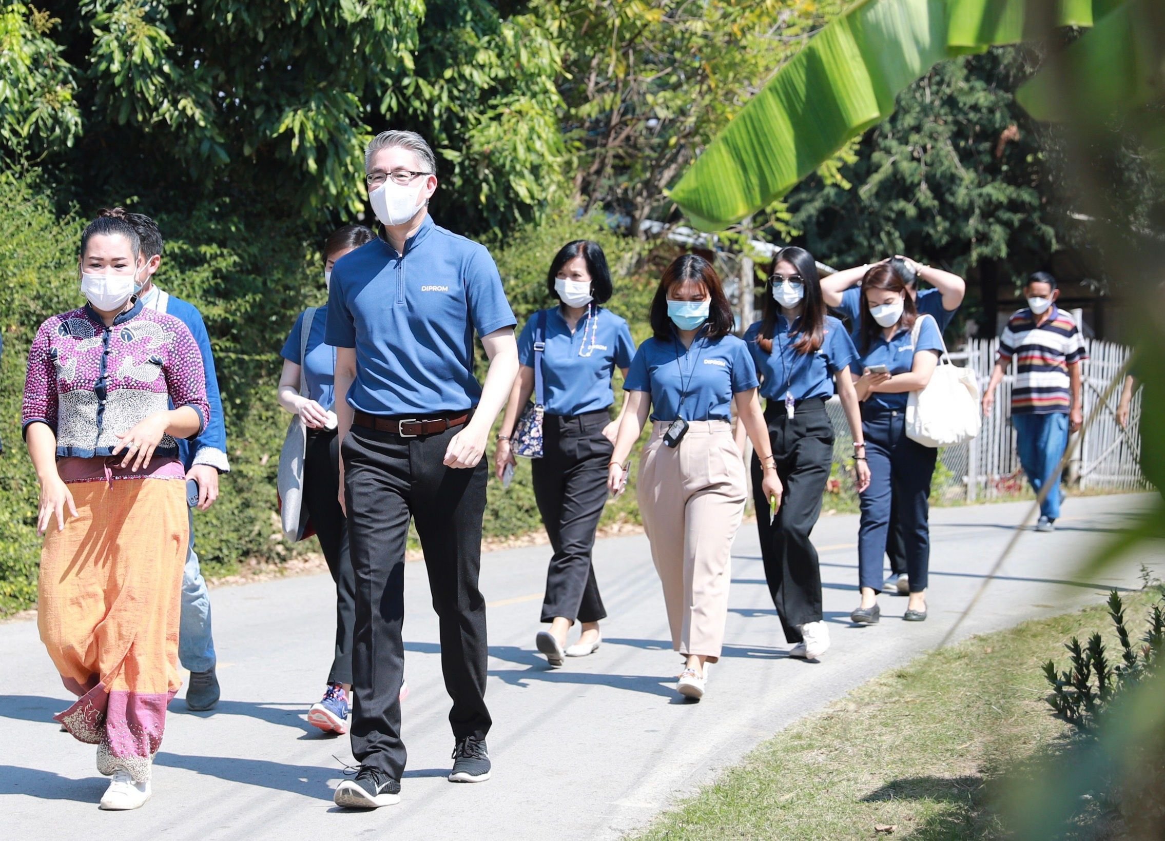 แม่ทัพดีพร้อม นำคณะผู้บริหารลงพื้นที่เมืองล้านนา เยี่ยมชมผลสำเร็จชุมชนออนใต้ ดึงอัตลักษณ์ชุมชนอัพเกรดสู่การสร้าง แบรนด์อย่างยั่งยืน