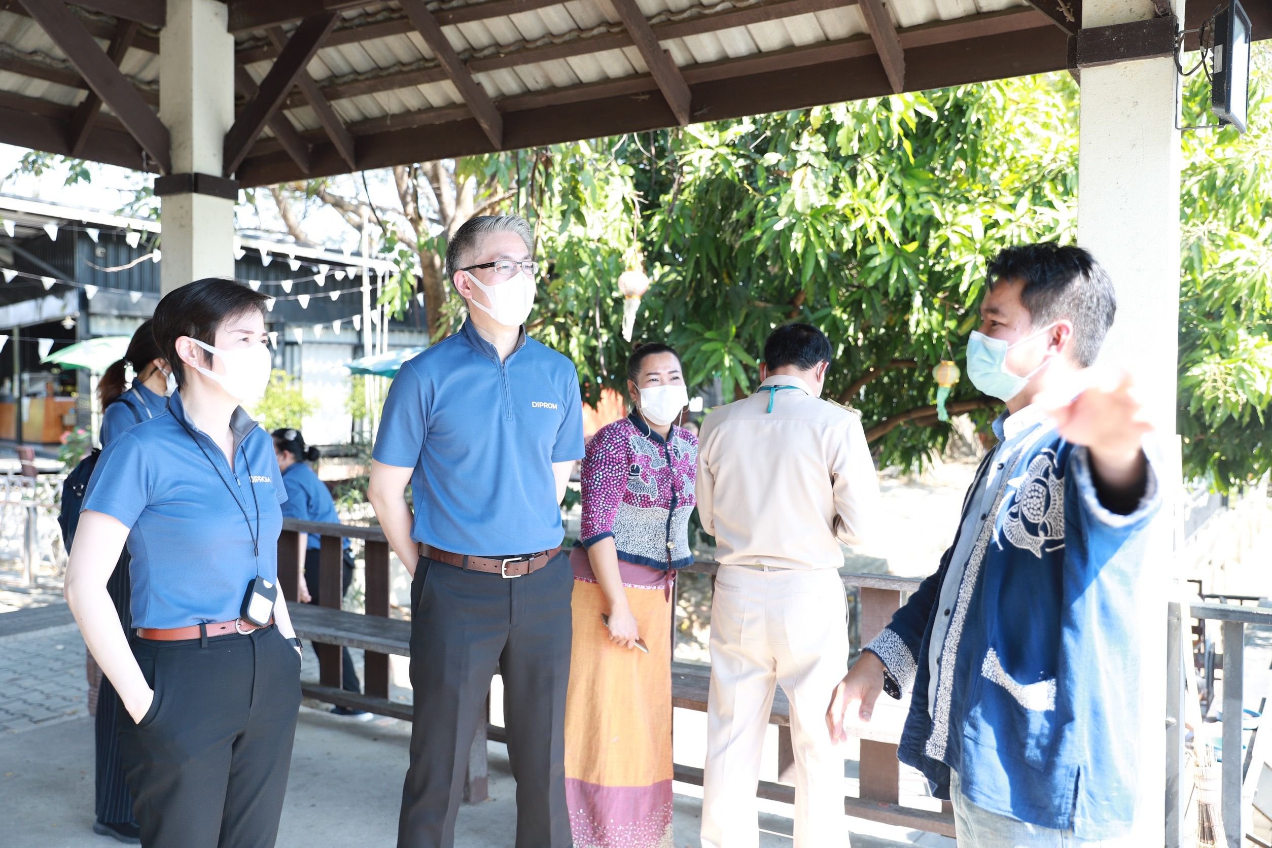 แม่ทัพดีพร้อม นำคณะผู้บริหารลงพื้นที่เมืองล้านนา เยี่ยมชมผลสำเร็จชุมชนออนใต้ ดึงอัตลักษณ์ชุมชนอัพเกรดสู่การสร้าง แบรนด์อย่างยั่งยืน