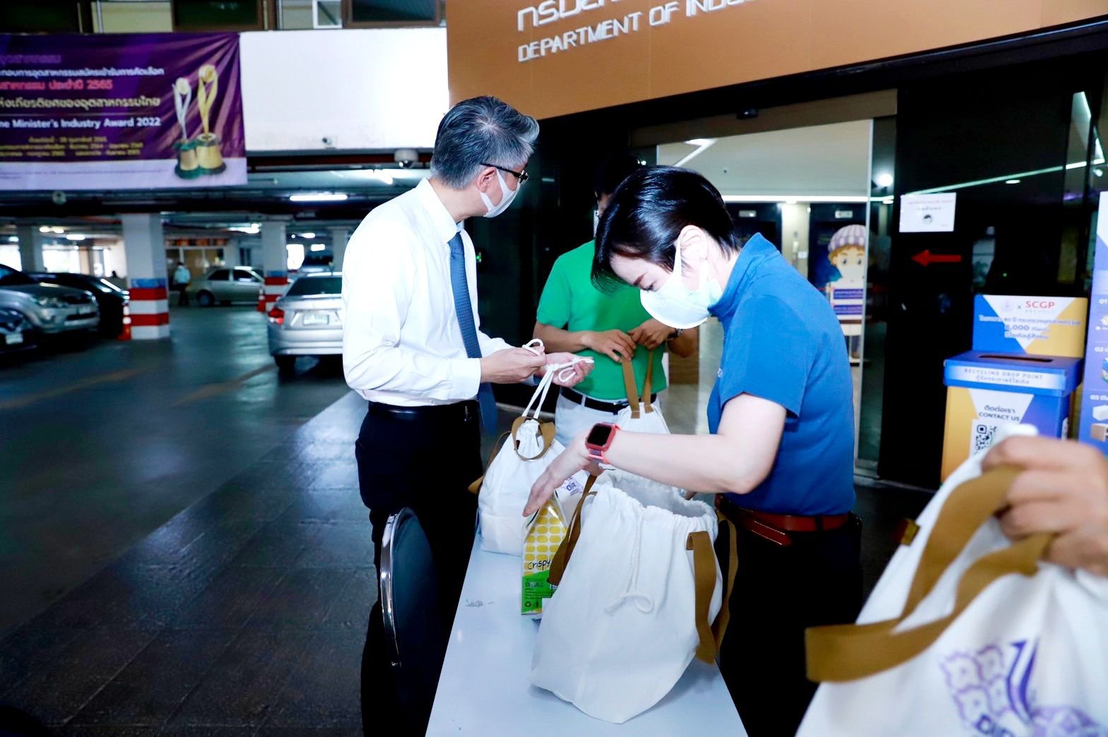 DIPROM รับมอบถุงดีพร้อม ช่วยธุรกิจ ชุบชีวิตชุมชน