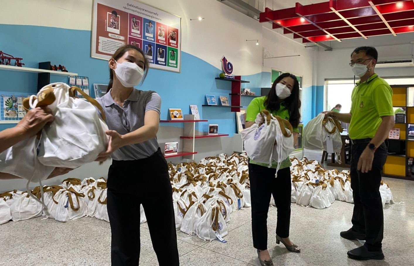 DIPROM รับมอบถุงดีพร้อม ช่วยธุรกิจ ชุบชีวิตชุมชน