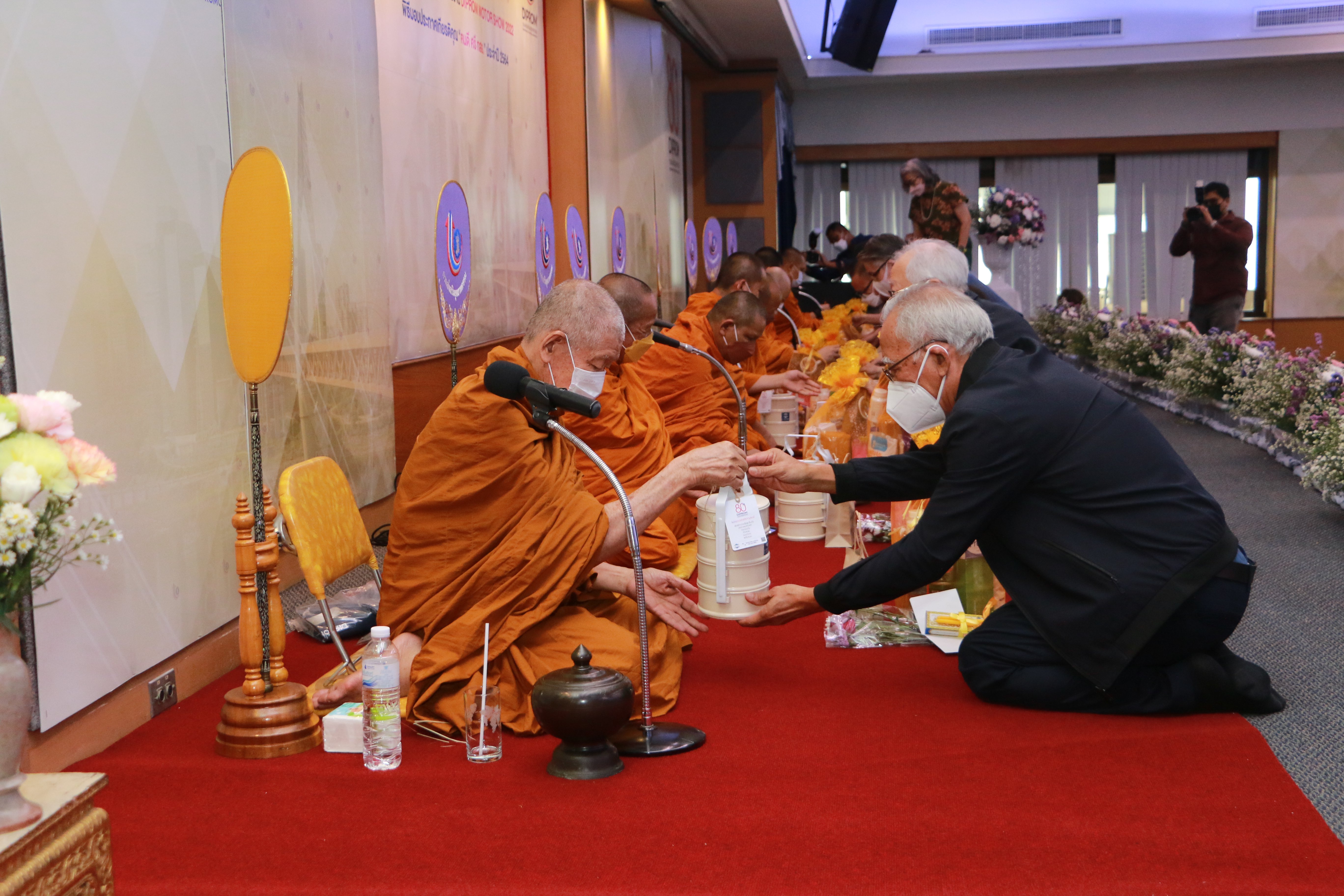 “ดีพร้อม” นำพลพรรคทำบุญเลี้ยงพระ เนื่องในโอกาสครบรอบ 80 ปี ดีพร้อม