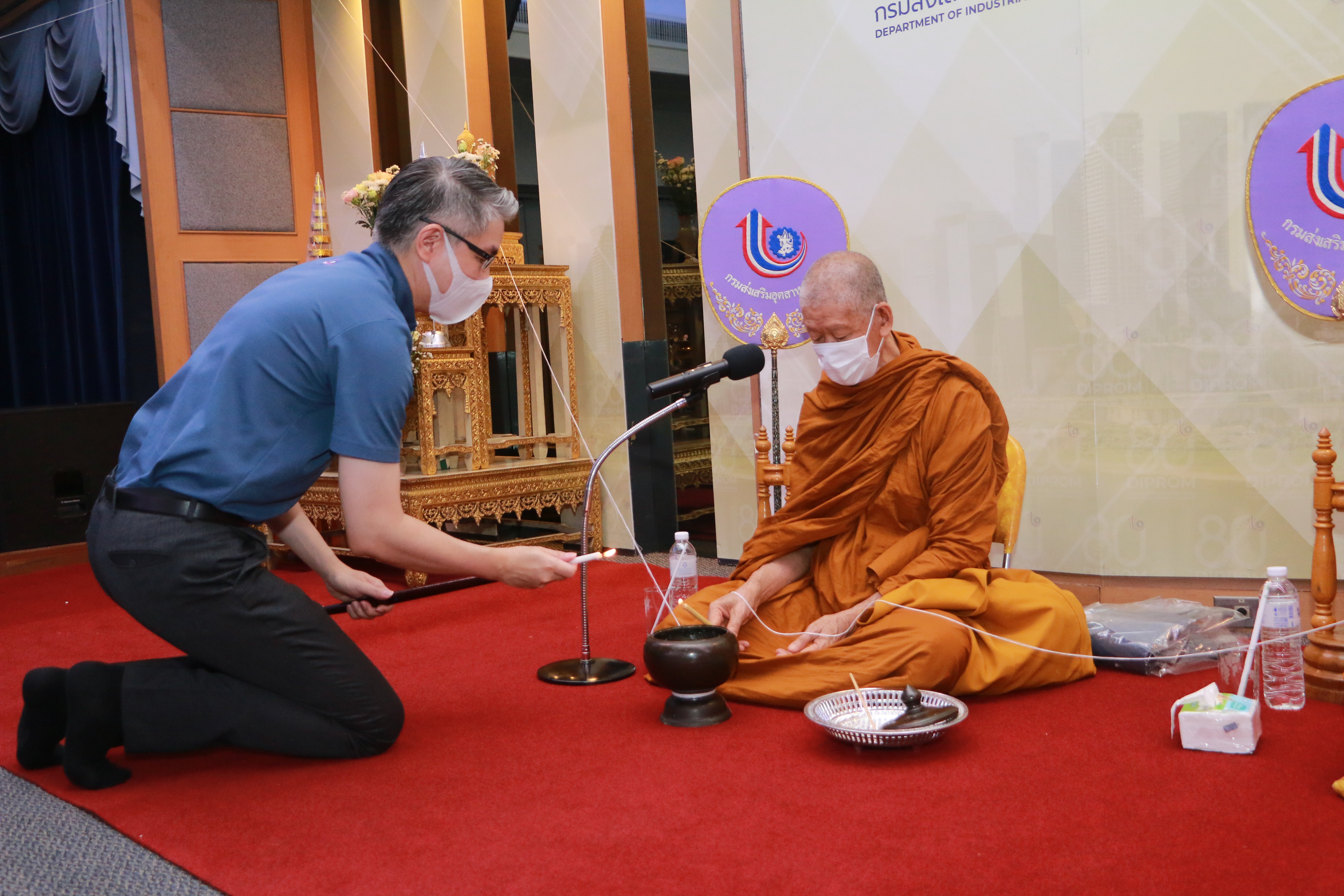 “ดีพร้อม” นำพลพรรคทำบุญเลี้ยงพระ เนื่องในโอกาสครบรอบ 80 ปี ดีพร้อม