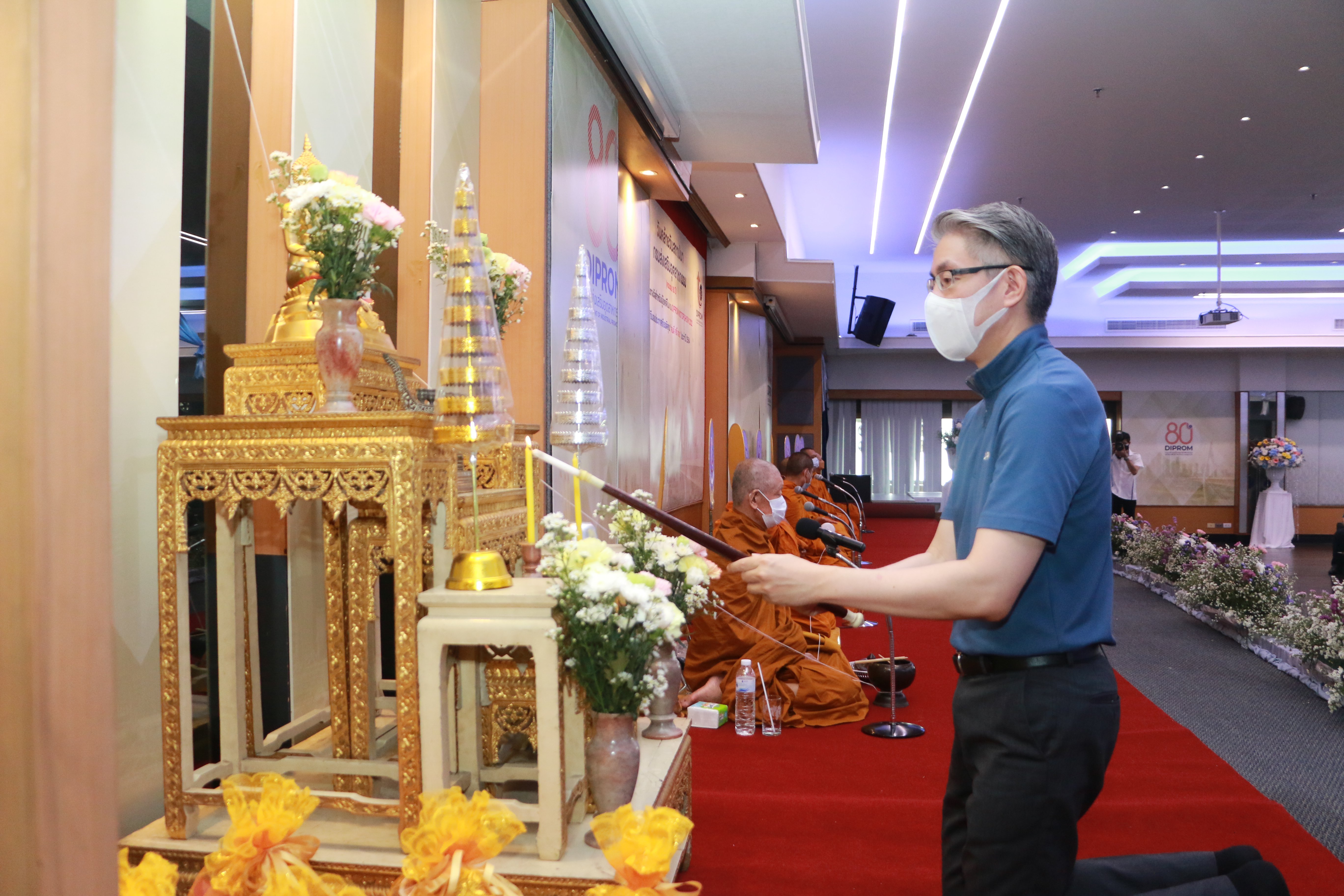 “ดีพร้อม” นำพลพรรคทำบุญเลี้ยงพระ เนื่องในโอกาสครบรอบ 80 ปี ดีพร้อม